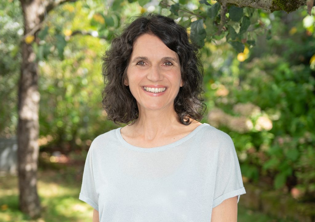 Sandra Schnetzer, Yoga-Lehrerin bei YogaBlue in Stuttgart, in einer entspannten Pose – Yoga für Körper, Geist und Seele.